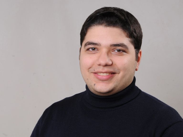 Youssef Nader von der FU Berlin entzifferte Teile eines verkohlten Papyrus. Youssef Nader von der FU Berlin entzifferte Teile eines verkohlten Papyrus.
