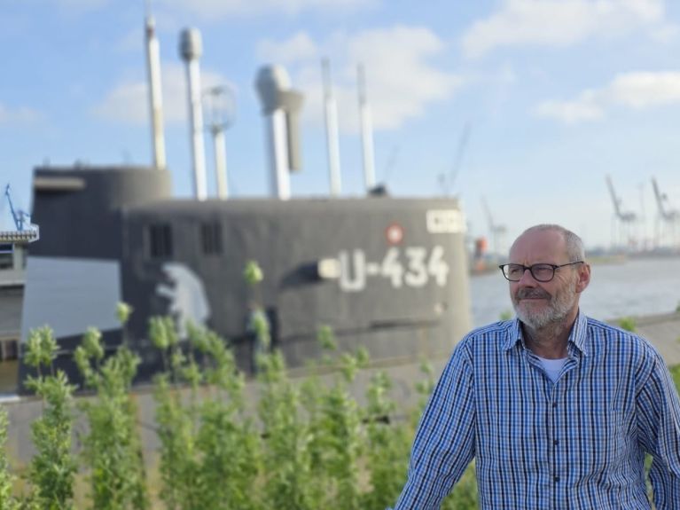 Museumsleiter Harald Büttner vor dem U-434