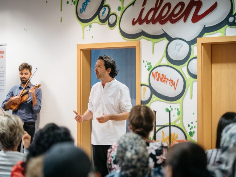Bringt die Oper zu den Menschen: Mustafa Akça Bringt die Oper zu den Menschen: Mustafa Akça