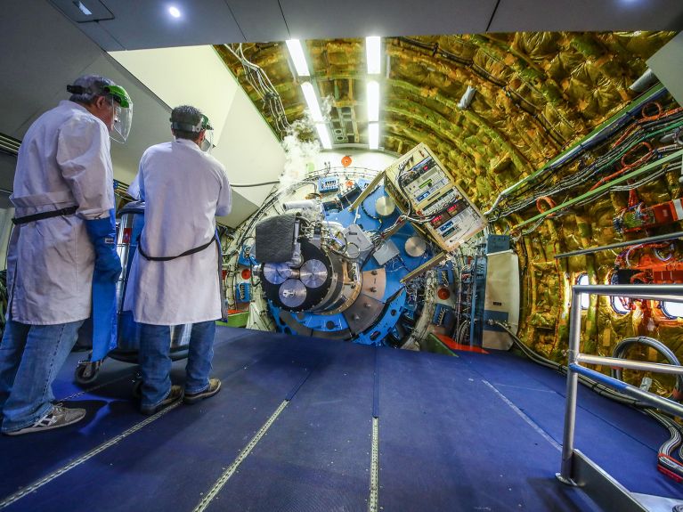 Pesquisadores da NASA trabalham no observatório voador “SOFIA”. 