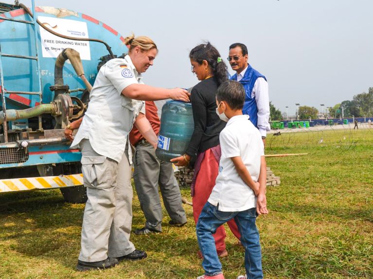Water experts from the THW helping after the Nepal earthquake in 2015. 