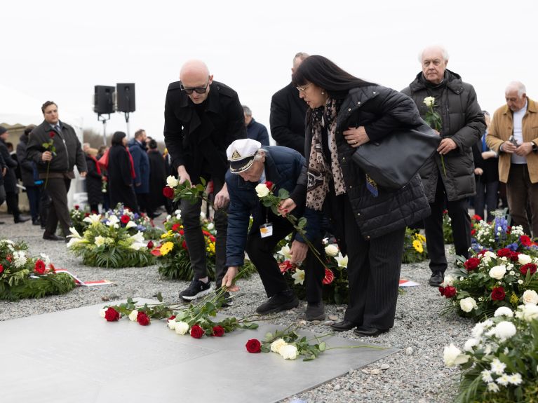 The Holocaust survivor Andrej Moiseenko from Belarus is laying down roses.