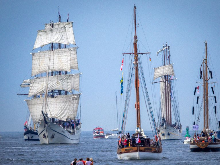 Żaglowce płyną przez kanał morski do Rostock-Warnemünde Żaglowce płyną przez kanał morski do Rostock-Warnemünde