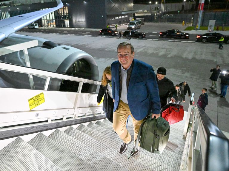 Verteidigungsminister Boris Pistorius steigt die Treppe zu einem Flugzeug hinauf.