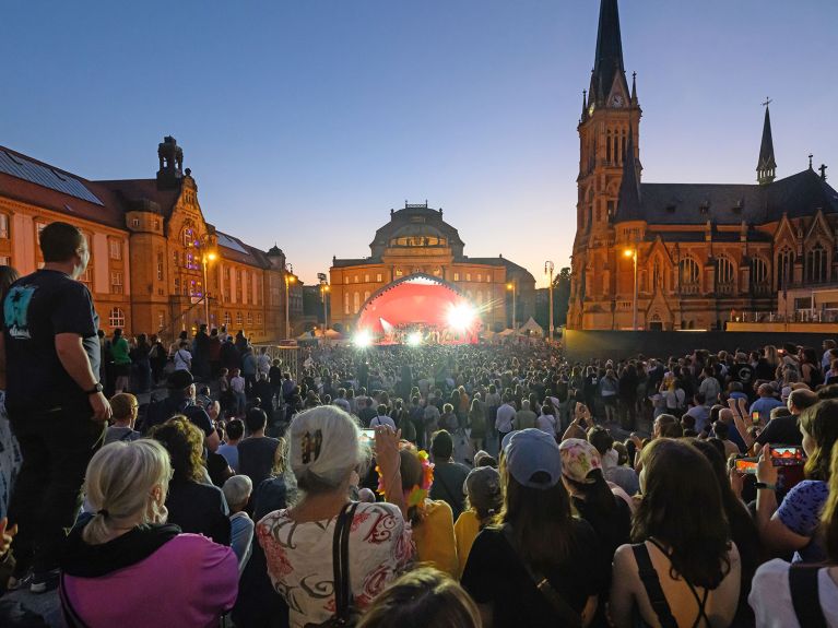Eine Bühne auf dem Kosmos-Festival im Sommer 2025.