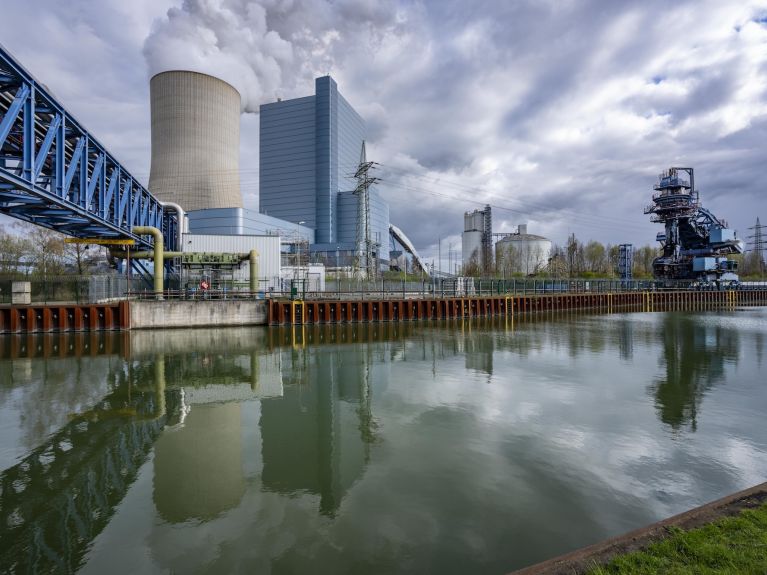 Eine Industrieanlage an einem Gewässer