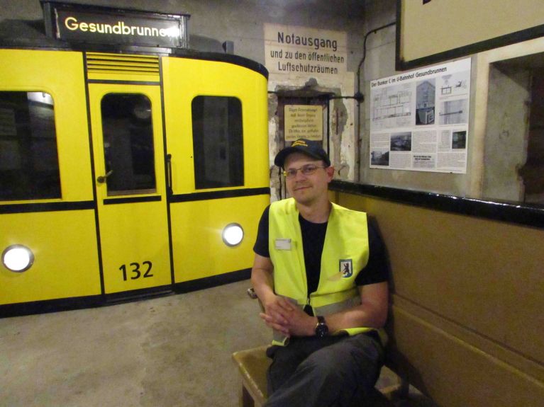 Nick Snipes in “Bunker B” at the Gesundbrunnen station