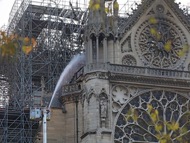 Löscharbeiten an Notre-Dame