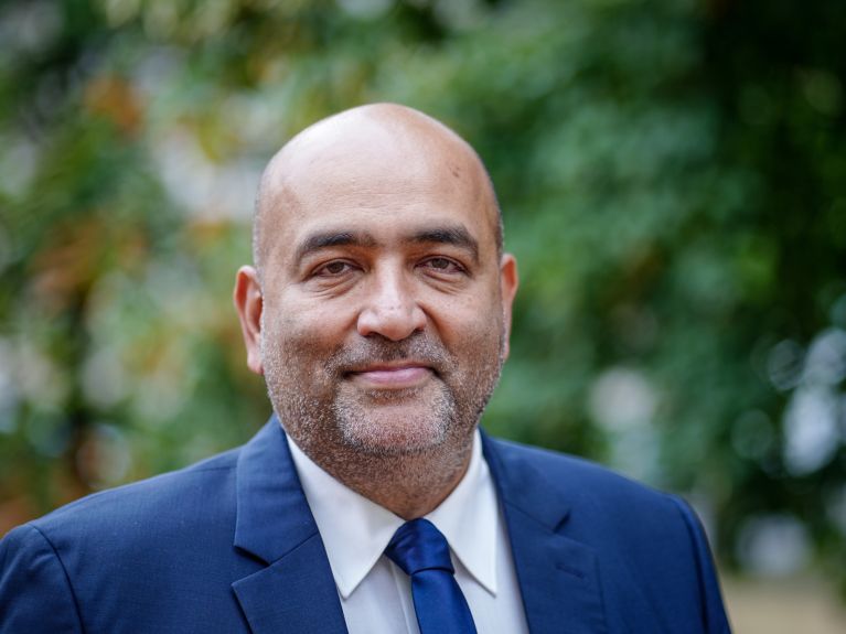 Portrait des Bundestags-Vizepräsidenten Omid Nouripour.