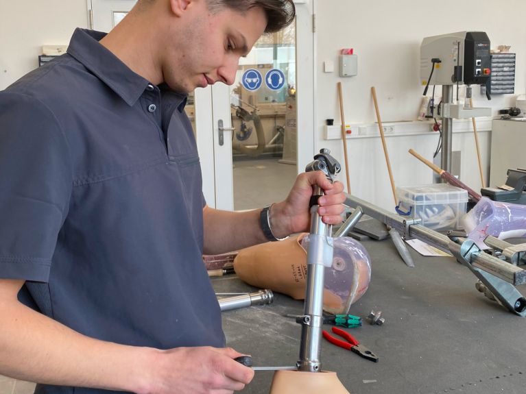 Der Orthopädietechniker Oleksii Borysov bei seiner Schulung am Ottobock-Firmensitz in Duderstadt 
