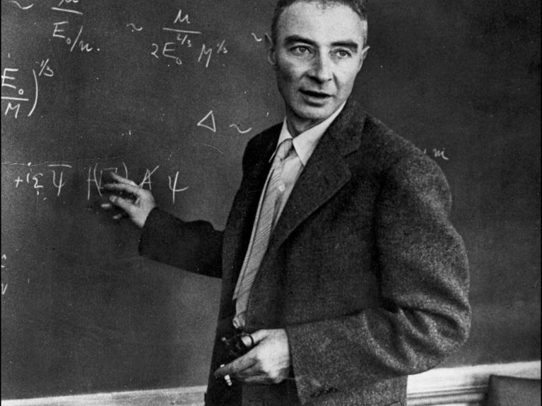 Julius Oppenheimer – wurde als Sohn deutscher Einwanderer in New York geboren. Der geniale Physiker leitete das Manhattan Project zur Entwicklung der Atombombe. Julius Oppenheimer – wurde als Sohn deutscher Einwanderer in New York geboren. Der geniale Physiker leitete das Manhattan Project zur Entwicklung der Atombombe.