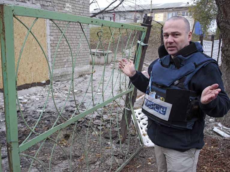 بالكوفيتش وزملاؤه يقدمون التقارير من مناطق الأزمات، بصفتهم خبراء مدنيين محايدين.