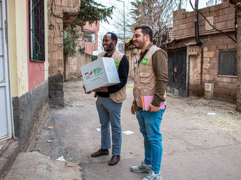 نابالا وفريق عمله خلال توزيع المساعدات في مدينة غازي عنتاب التركية.