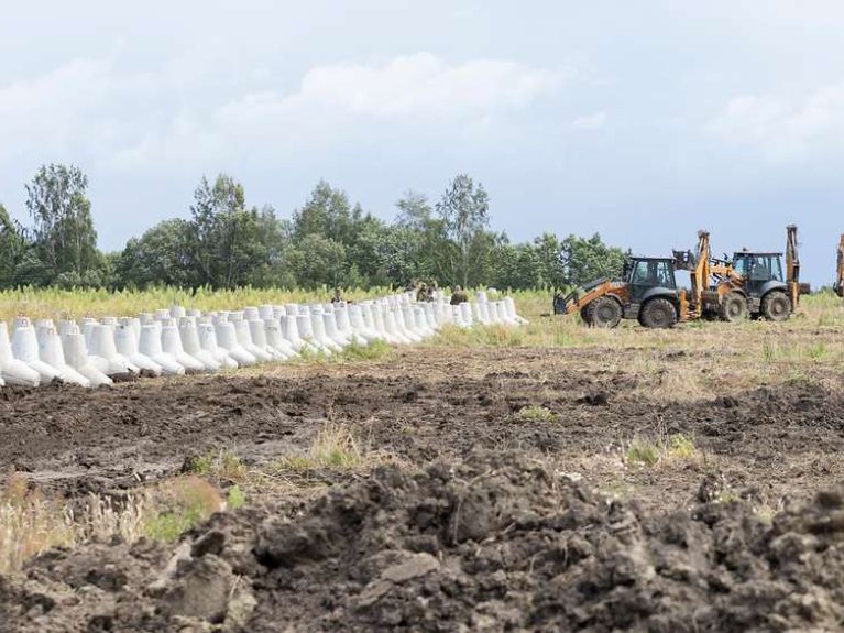 Panzersperren sollen mögliche Angreifer an der NATO-Ostflanke aufhalten.