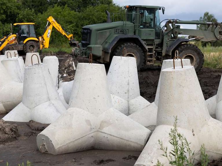 Panzersperren werden für den Transport zum Einsatzort vorbereitet.