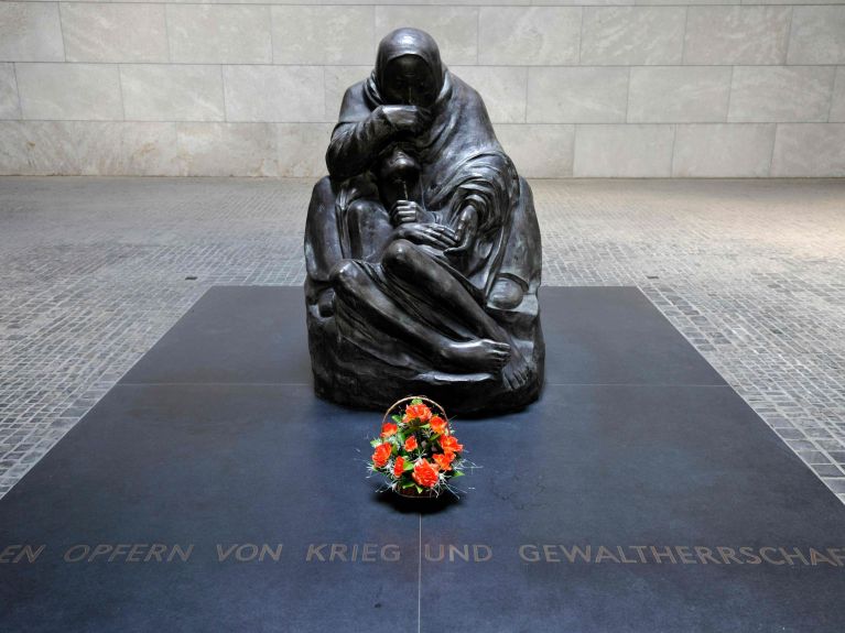 منحوتة بييتا "أمٌ مع ابنها المتوفى" في النصب التذكاري مبنى "نويه فاخه" في برلين