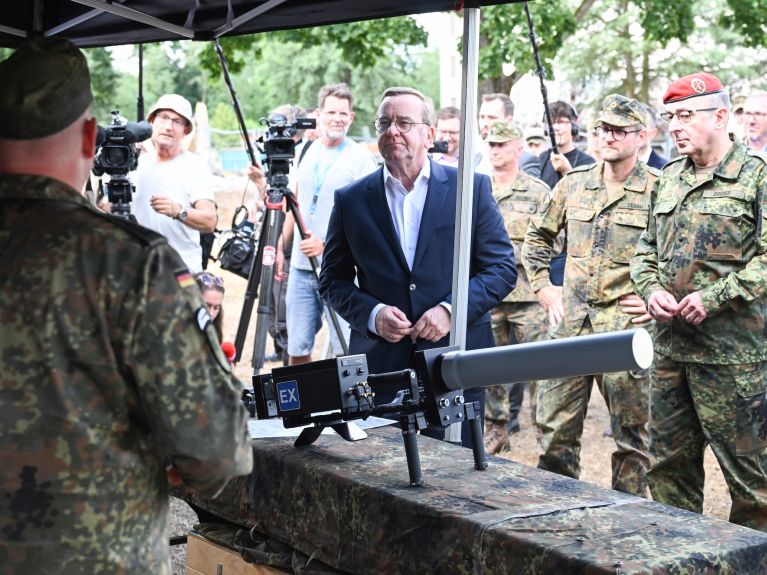 Defence Minister Pistorius (centre) orders drone regiment to be set up (archive image).