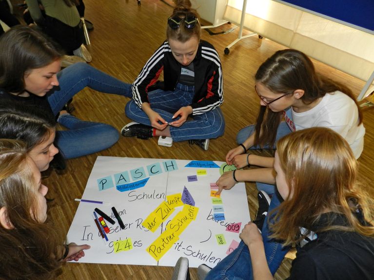 Teamwork mit Schülerinnen und Schülern aus anderen PASCH-Schulen.