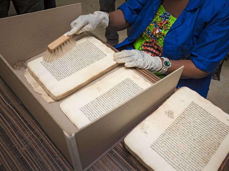 Des manuscrits très anciens dans la bibliothèque Ahmed Baba à Tombouctou, au Mali