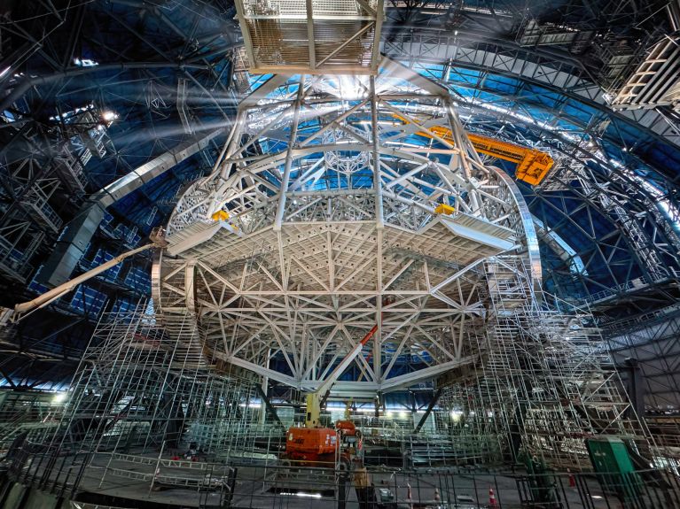 Blick in eine große Stahlkonstruktion 