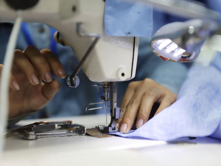Dans les usines textiles le salaire doit être correct et la sécurité assurée. 