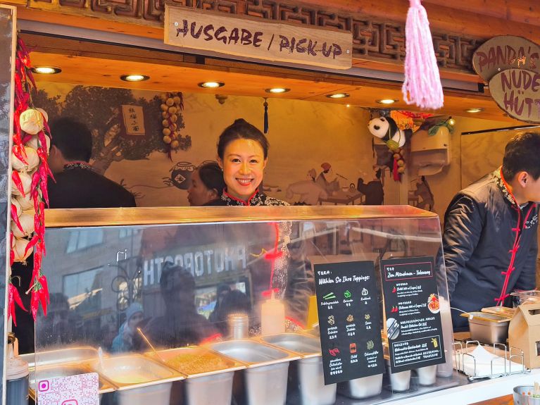 Han Cheng-Maaß auf dem Dresdner Striezelmarkt 