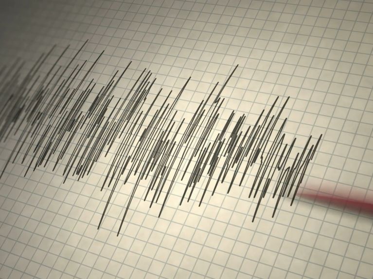 Ein Seismograf zeichnet Kurven auf.