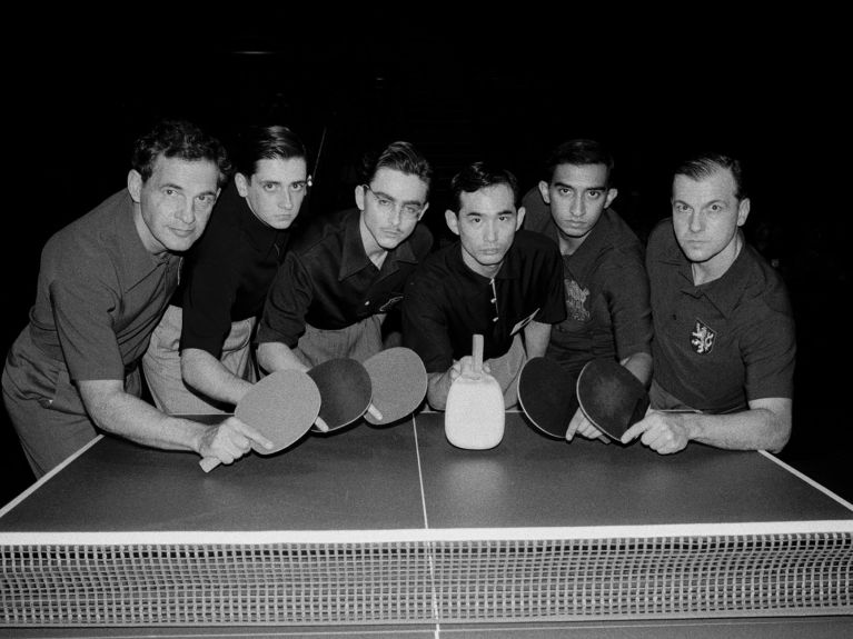 Timo Boll (r.) mit Schauspieler Timothée Chalamet (Dritter von links) und weiteren Darstellern