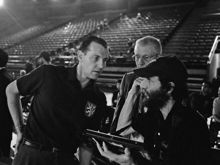 Timo Boll (l.) im Gespräch mit Regisseur Josh Safdie