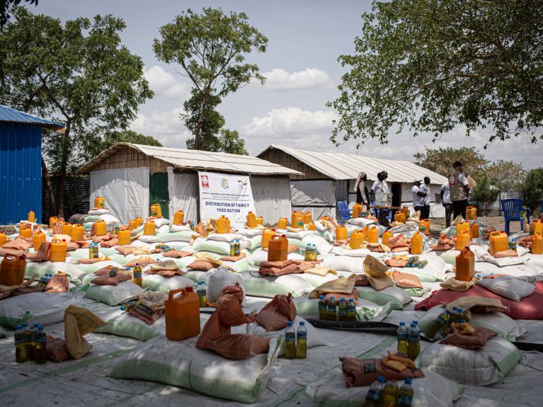 Menschen in Südsudan erhalten mit deutscher Unterstützung Nahrungsmittel wie Sorghum, Bohnen, Salz und Öl.      Menschen in Südsudan erhalten mit deutscher Unterstützung Nahrungsmittel wie Sorghum, Bohnen, Salz und Öl.