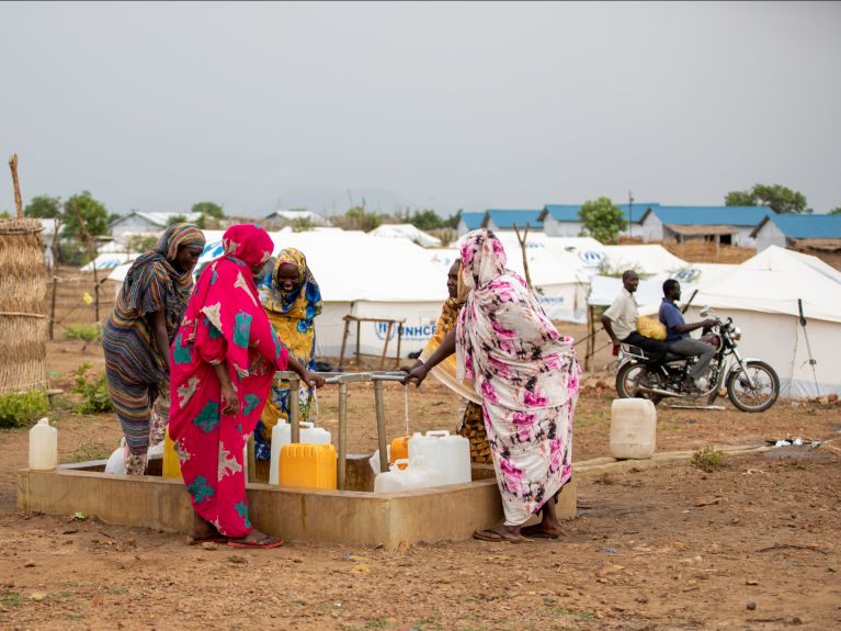 Flüchtlingslager Gorom: Frauen holen sauberes Wasser.      Flüchtlingslager Gorom: Frauen holen sauberes Wasser.