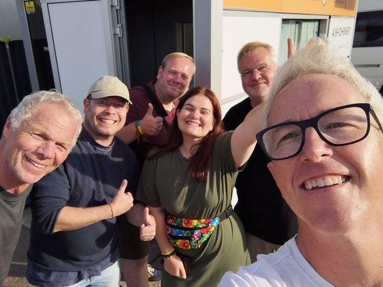 Gut gelaunt auf gefährlicher Reise: Kolz (vorne) und weitere Helfer aus Trier während ihres Hilfstransports in die Ostukraine 