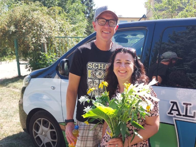 Angekommen in Isjum: Johannes Kolz begrüßt Luba, eine ukrainische Deutschlehrerin, die als Dolmetscherin unterstützt. 