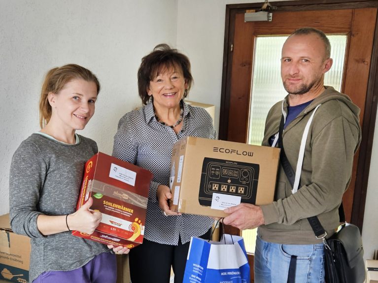 Margarete Brunnhuber (M.), Lesja Koval aus Lwiw und ihr Mann Vasily, der Hilfsgüter aus Deutschland in die Ukraine fährt. 
