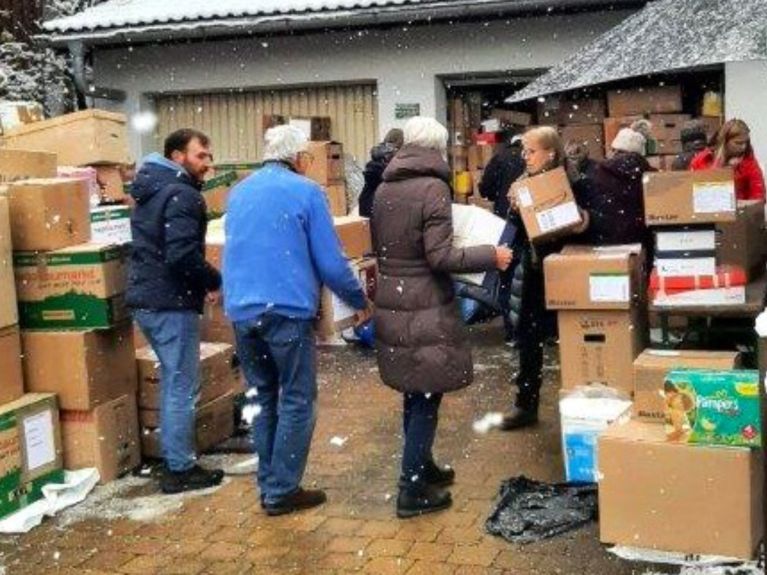 Ehrenamtliche Helfer des Vereins „Hilfe für die Ukraine München e.V.“ packen bei jedem Wetter mit an. 