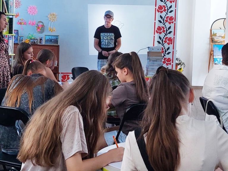 Den Krieg vergessen: Kolz gab Kindern in der ostukrainischen Stadt Isjum Zeichenkurse. 