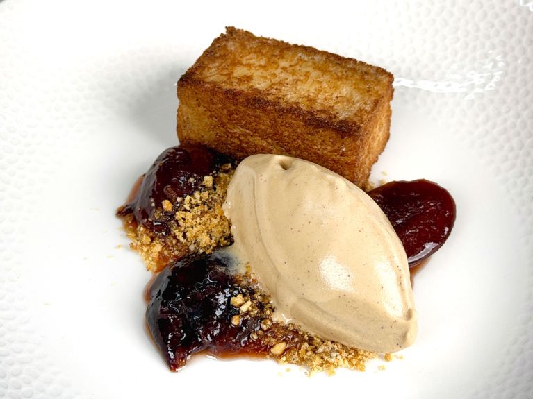 Lody z pieczonym jabłkiem nasączone żubrówką i chrupki chlebek mleczny 