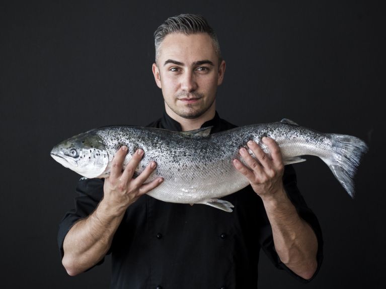 Kucharz Simon Kolar z łososiem – autentyczna kuchnia bez ozdobników 