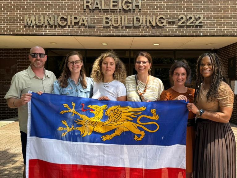 Rostocker Fahne in Raleigh: Die Partnerschaft zwischen den Städten in Norddeutschland und North Carolina ist vielschichtig. 