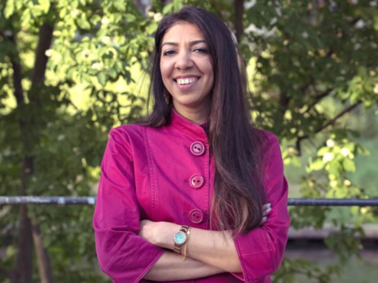 Nazeeha Saeed setzt sich für Presse- und Meinungsfreiheit ein. 