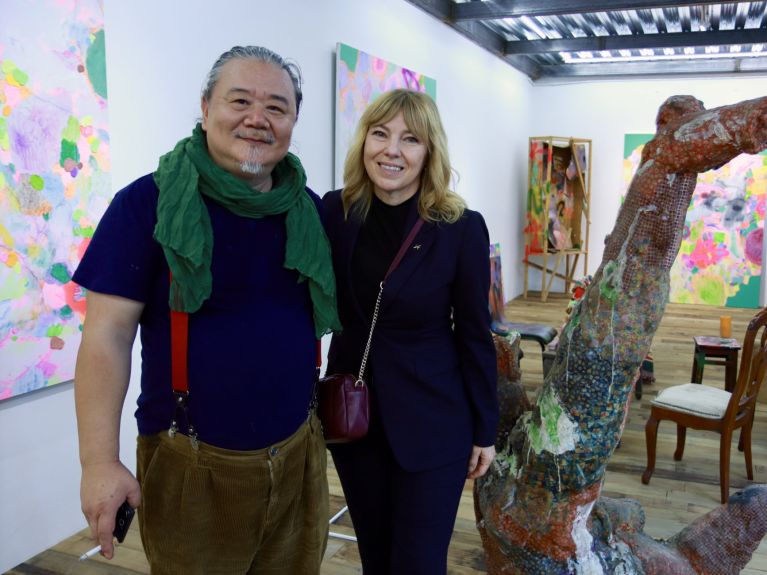 Angélique Tracik mit Yang Shu, Direktor des Organhaus Art Space in Chongqing, mit dem das Künstlerprogramm besteht.   Angélique Tracik mit Yang Shu, Direktor des Organhaus Art Space in Chongqing, mit dem das Künstlerprogramm besteht.