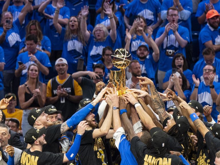 Hartenstein ist erst der zweite deutsche NBA-Champion nach Dirk Nowitzki. Hartenstein ist erst der zweite deutsche NBA-Champion nach Dirk Nowitzki.