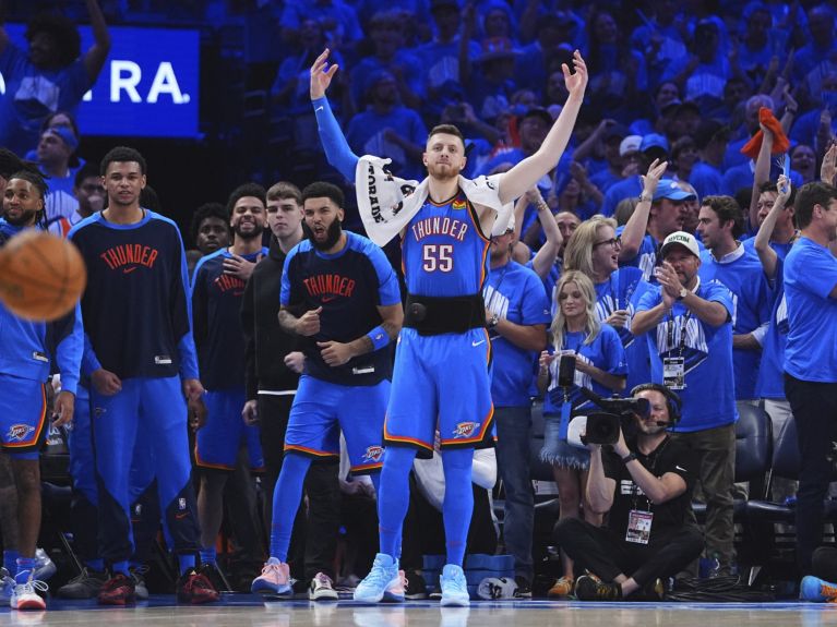 Isaiah Hartenstein feiert mit Oklahoma City Thunder den Titel. Isaiah Hartenstein feiert mit Oklahoma City Thunder den Titel.