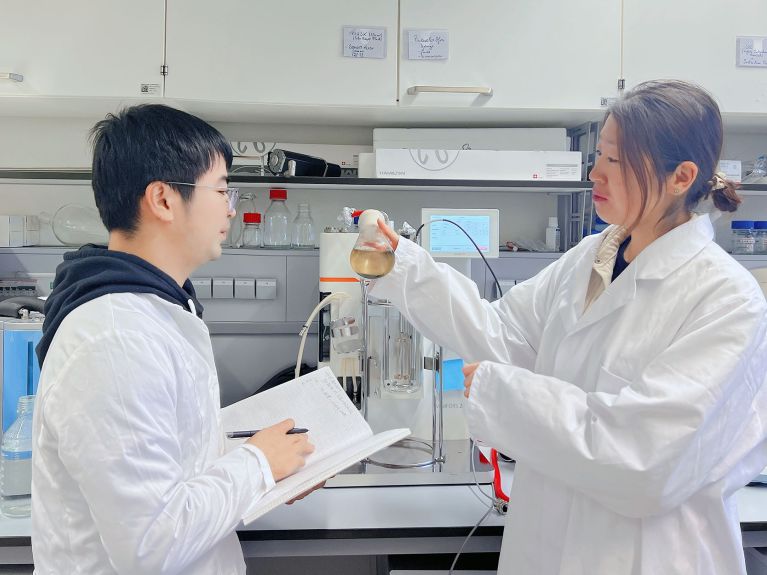 Prof. Dr. Yanyan Zhang und Doktorand Zexin Lin bei der Forschung im Labor