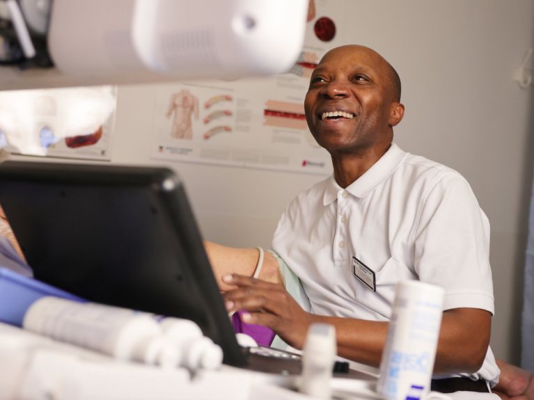 Claude Tshibango Lukusa im Cottbuser Herzzentrum bei einer Ultraschalluntersuchung Claude Tshibango Lukusa im Cottbuser Herzzentrum bei einer Ultraschalluntersuchung