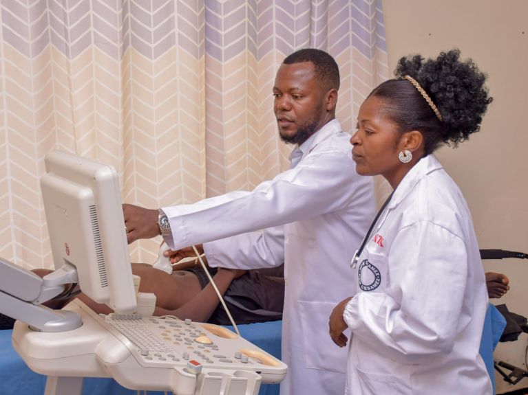 Ein Arzt und eine Ärztin untersuchen einen Patienten in der diagnostischen Herzklinik in Mbuji-Mayi. Ein Arzt und eine Ärztin untersuchen einen Patienten in der diagnostischen Herzklinik in Mbuji-Mayi.