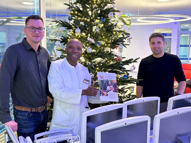 Der kaufmännische Direktor des Sana-Herzzentrum Cottbus Markus Lehnigk (r.) und Medizintechnik-Leiter Michael Brauer (l.) übergeben Monitore an Lukusa. Der kaufmännische Direktor des Sana-Herzzentrum Cottbus Markus Lehnigk (r.) und Medizintechnik-Leiter Michael Brauer (l.) übergeben Monitore an Lukusa.