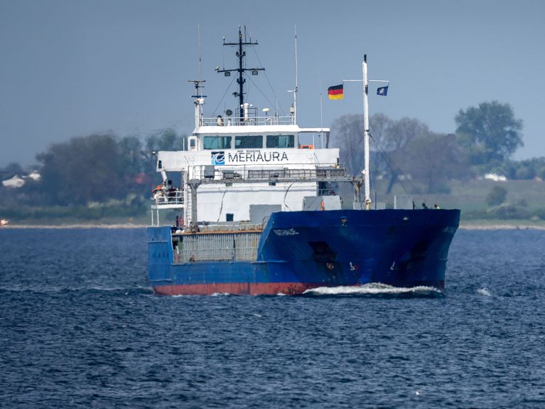 Ein Schiff in Küstennähe Ein Schiff in Küstennähe