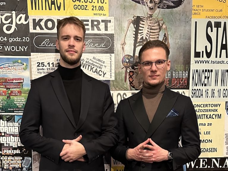 Jakub Małolepszy (rechts) und sein Kommilitone Philip Panek engagieren sich für die Social-Media-Kanäle ihres deutsch-polnischen Jurastudiengangs.