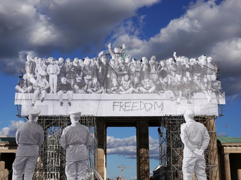 Day of German Unity 2018: preparations at the Brandenburg Gate.